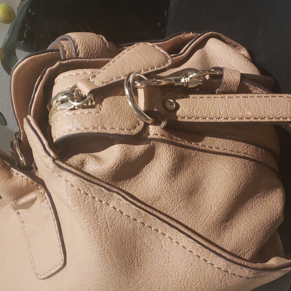 ❣️💫MARK DOWN💫❣️ Guess Tan handbag - Picture 5 of 12